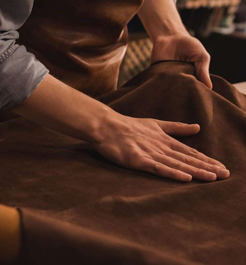 皮料师傅在检查皮料